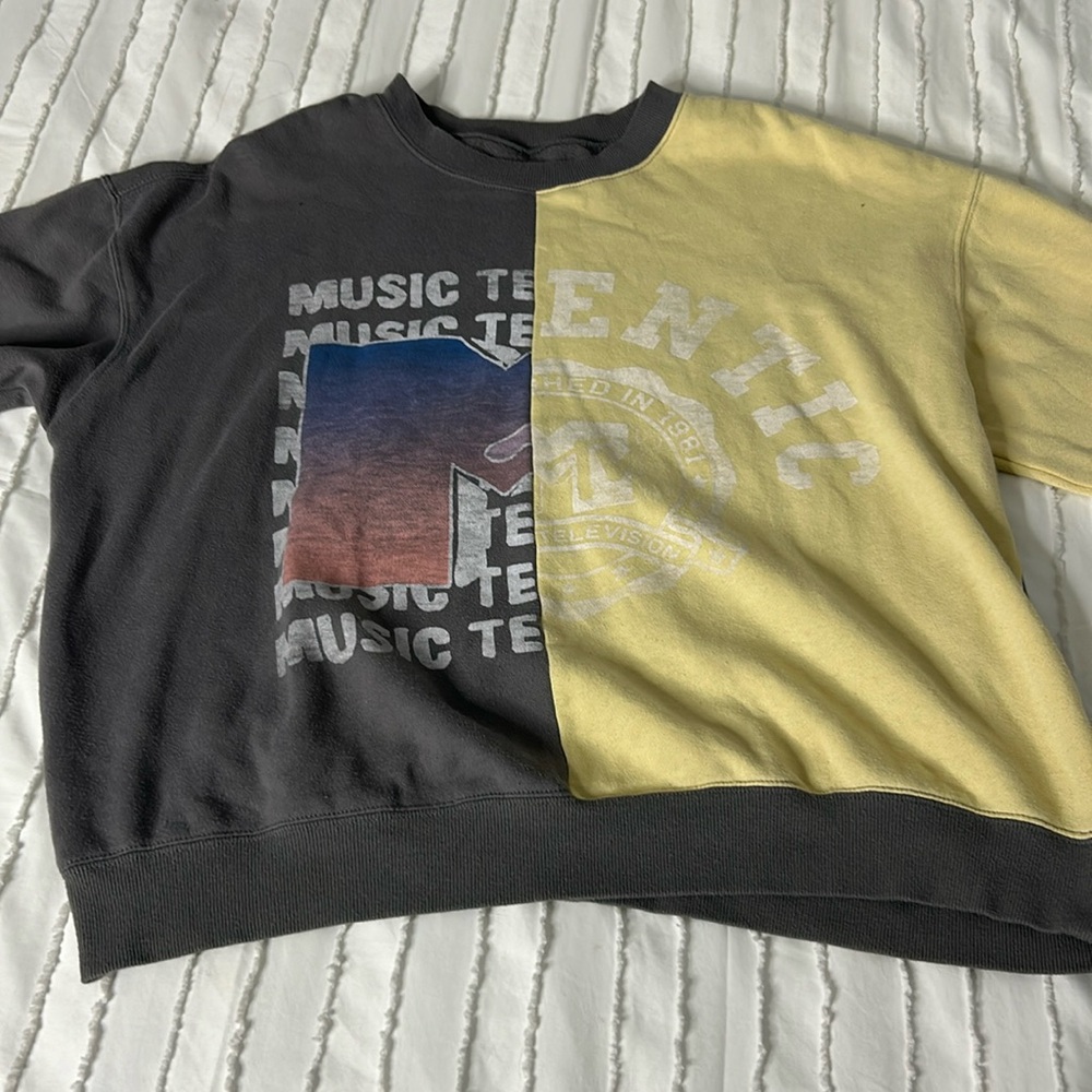MTV hoodie size youth, extra large